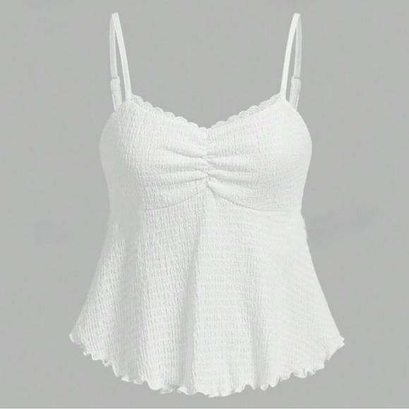 Tops - Adorable white top with lace detailing
